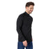 Mann lächelt und trägt einen Pullover aus 100% Merinowolle in schwarz
